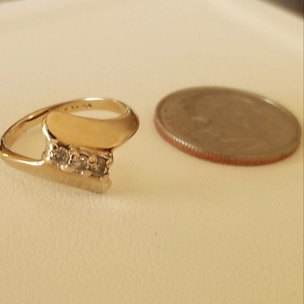 10K Gold Diamond Ring - Picture 8 of 9